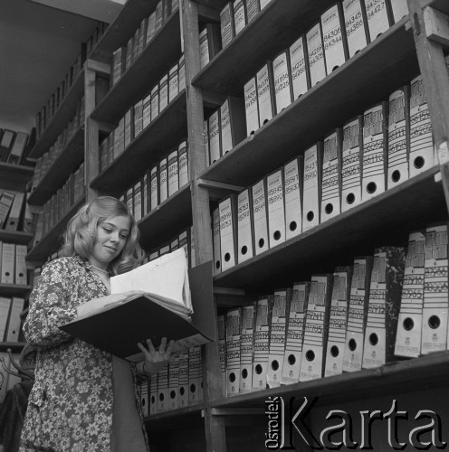 1974, Polska.
Polski Czerwony Krzyż - biuro poszukiwań rodzin.
Fot. Romuald Broniarek, zbiory Ośrodka KARTA