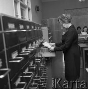 1974, Polska.
Polski Czerwony Krzyż - biuro poszukiwań rodzin.
Fot. Romuald Broniarek, zbiory Ośrodka KARTA