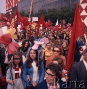 1.05.1974, Warszawa, Polska.
Pochód pierwszomajowy na ulicy Marszałkowskiej.
Fot. Romuald Broniarek, zbiory Ośrodka KARTA