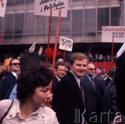1.05.1974, Warszawa, Polska.
Pochód pierwszomajowy na ulicy Marszałkowskiej.
Fot. Romuald Broniarek, zbiory Ośrodka KARTA