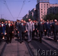 1.05.1974, Warszawa, Polska.
Pochód pierwszomajowy na ulicy Marszałkowskiej. W pierwszym rzędzie od lewej: członek Biura Politycznego sekretarz Komitetu Centralnego PZPR Władysław Kruczek, I sekretarz Komitetu Warszawskiego PZPR w Warszawie Józef Kępa, premier Piotr Jaroszewicz, I sekretarz KC PZPR Edward Gierek oraz przewodniczący Rady Państwa Henryk Jabłoński.
Fot. Romuald Broniarek, zbiory Ośrodka KARTA