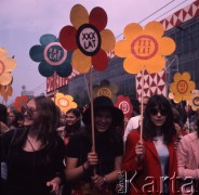 1.05.1974, Warszawa, Polska.
Pochód pierwszomajowy na ulicy Marszałkowskiej.
Fot. Romuald Broniarek, zbiory Ośrodka KARTA