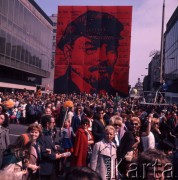 1.05.1974, Warszawa, Polska.
Pochód pierwszomajowy na ulicy Marszałkowskiej.
Fot. Romuald Broniarek, zbiory Ośrodka KARTA