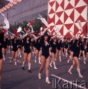 1.05.1974, Warszawa, Polska.
Pochód pierwszomajowy na ulicy Marszałkowskiej.
Fot. Romuald Broniarek, zbiory Ośrodka KARTA