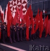 1.05.1974, Warszawa, Polska.
Pochód pierwszomajowy na ulicy Marszałkowskiej.
Fot. Romuald Broniarek, zbiory Ośrodka KARTA