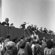 1.05.1974, Warszawa, Polska.
Pochód pierwszomajowy na ulicy Marszałkowskiej. Od lewej: członek Biura Politycznego sekretarz Komitetu Centralnego PZPR Władysław Kruczek, premier Piotr Jaroszewicz (trzeci z lewej), I sekretarz KC PZPR Edward Gierek, I sekretarz Komitetu Warszawskiego PZPR w Warszawie Józef Kępa, przewodniczący Rady Państwa Henryk Jabłoński, wicepremier Mieczysław Jagielski (czwarty z prawej), członek Biura Politycznego sekretarz Komitetu Centralnego PZPR Jan Szydlak (piąty z prawej).
Fot. Romuald Broniarek, zbiory Ośrodka KARTA