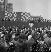 1.05.1974, Warszawa, Polska.
Pochód pierwszomajowy. Przemówienie I sekretarza KC PZPR Edwarda Gierka (dziewiaty z lewej) na placu Defilad. Wicepremier Mieczysław Jagielski (czwarty z prawej), członek Biura Politycznego sekretarz Komitetu Centralnego PZPR Jan Szydlak (piąty z prawej), przewodniczący Rady Państwa Henryk Jabłoński (ósmy z prawej), I sekretarz Komitetu Warszawskiego PZPR w Warszawie Józef Kępa (dziewiąty z prawej), premier Piotr Jaroszewicz (ósmy z lewej), członek Biura Politycznego sekretarz Komitetu Centralnego PZPR Władysław Kruczek (szósty z lewej), minister obrony narodowej gen. Wojciech Jaruzelski (czwarty z lewej), minister spraw zagranicznych Stefan Olszowski (trzeci z lewej).
Fot. Romuald Broniarek, zbiory Ośrodka KARTA