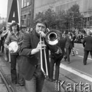 1.05.1974, Warszawa, Polska.
Pochód pierwszomajowy na ulicy Marszałkowskiej.
Fot. Romuald Broniarek, zbiory Ośrodka KARTA