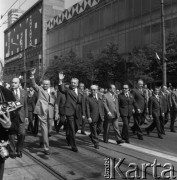 1.05.1974, Warszawa, Polska.
Pochód pierwszomajowy na ulicy Marszałkowskiej. W pierwszym rzędzie od lewej:  I sekretarz Komitetu Warszawskiego PZPR w Warszawie Józef Kępa, premier Piotr Jaroszewicz, I sekretarz KC PZPR Edward Gierek, przewodniczący Rady Państwa Henryk Jabłoński, członek Biura Politycznego sekretarz Komitetu Centralnego PZPR Jan Szydlak, wicepremier Mieczysław Jagielski, minister spraw zagranicznych Stefan Olszowski.
Fot. Romuald Broniarek, zbiory Ośrodka KARTA