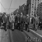 1.05.1974, Warszawa, Polska.
Pochód pierwszomajowy na ulicy Marszałkowskiej. W pierwszym rzędzie od lewej: I sekretarz Komitetu Warszawskiego PZPR w Warszawie Józef Kępa, premier Piotr Jaroszewicz, I sekretarz KC PZPR Edward Gierek, przewodniczący Rady Państwa Henryk Jabłoński, członek Biura Politycznego sekretarz Komitetu Centralnego PZPR Jan Szydlak.
Fot. Romuald Broniarek, zbiory Ośrodka KARTA