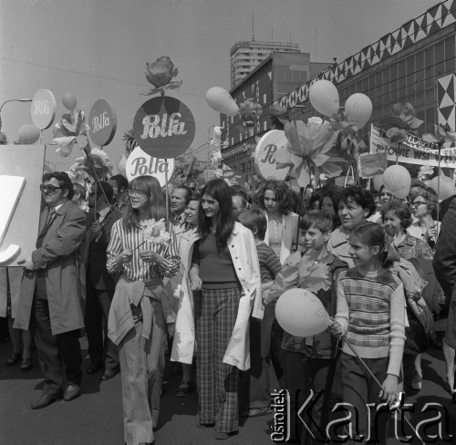 1.05.1974, Warszawa, Polska.
Pochód pierwszomajowy na ulicy Marszałkowskiej.
Fot. Romuald Broniarek, zbiory Ośrodka KARTA