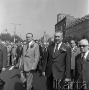 1.05.1974, Warszawa, Polska.
Pochód pierwszomajowy na ulicy Marszałkowskiej. W pierwszym rzędzie od prawej: przewodniczący Rady Państwa Henryk Jabłoński, I sekretarz KC PZPR Edward Gierek i premier Piotr Jaroszewicz. W drugim rzędzie z prawej członek Biura Politycznego sekretarz Komitetu Centralnego PZPR Jan Szydlak.
Fot. Romuald Broniarek, zbiory Ośrodka KARTA