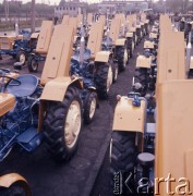 1974, Warszawa, Polska.
Zakłady Mechaniczne Ursus. Ciągniki rolnicze Ursus C-330.
Fot. Romuald Broniarek, zbiory Ośrodka KARTA