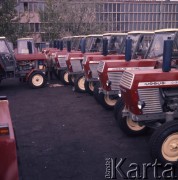 1974, Warszawa, Polska.
Zakłady Mechaniczne Ursus. Ciągniki Ursus C-385.
Fot. Romuald Broniarek, zbiory Ośrodka KARTA