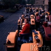 1974, Warszawa, Polska.
Zakłady Mechaniczne Ursus. Ciągniki rolnicze Ursus C-330.
Fot. Romuald Broniarek, zbiory Ośrodka KARTA