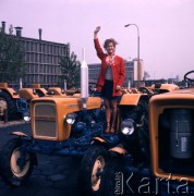 1974, Warszawa, Polska.
Zakłady Mechaniczne Ursus. Ciągniki rolnicze Ursus C-330.
Fot. Romuald Broniarek, zbiory Ośrodka KARTA