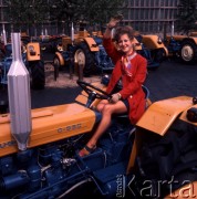 1974, Warszawa, Polska.
Zakłady Mechaniczne Ursus. Ciągniki rolnicze Ursus C-330.
Fot. Romuald Broniarek, zbiory Ośrodka KARTA