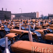 1974, Warszawa, Polska.
Zakłady Mechaniczne Ursus. Ciągniki rolnicze Ursus C-355.
Fot. Romuald Broniarek, zbiory Ośrodka KARTA