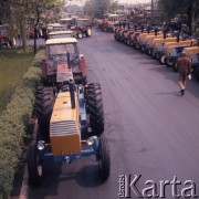 1974, Warszawa, Polska.
Zakłady Mechaniczne Ursus. Ciągniki Ursus C-385.
Fot. Romuald Broniarek, zbiory Ośrodka KARTA