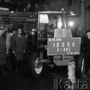 1974, Warszawa, Polska.
Zakłady Mechaniczne Ursus. Ciągniki Ursus C-385.
Fot. Romuald Broniarek, zbiory Ośrodka KARTA