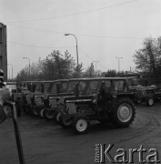 1974, Warszawa, Polska.
Zakłady Mechaniczne Ursus. Ciągniki Ursus C-385.
Fot. Romuald Broniarek, zbiory Ośrodka KARTA