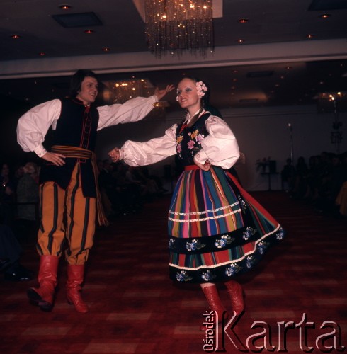 1974, Warszawa, Polska.
Pokaz mody damskiej w Hotelu Forum. Występ taneczny.
Fot. Romuald Broniarek, zbiory Ośrodka KARTA