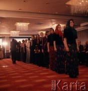 1974, Warszawa, Polska.
Pokaz mody damskiej w Hotelu Forum.
Fot. Romuald Broniarek, zbiory Ośrodka KARTA