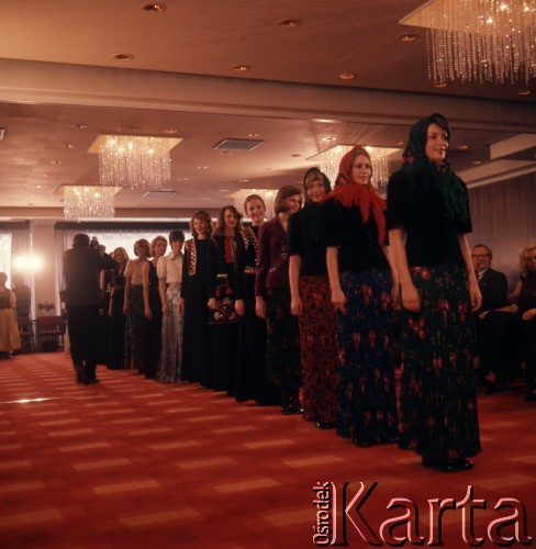1974, Warszawa, Polska.
Pokaz mody damskiej w Hotelu Forum.
Fot. Romuald Broniarek, zbiory Ośrodka KARTA