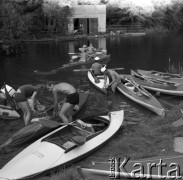 1974, Mazury, Polska.
Spływ kajakowy.
Fot. Romuald Broniarek, zbiory Ośrodka KARTA