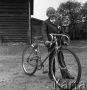 1974, Mazury, Polska.
Rowerzysta.
Fot. Romuald Broniarek, zbiory Ośrodka KARTA