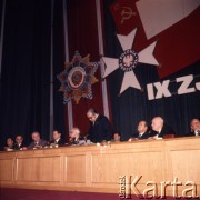 1974, Warszawa, Polska.
IX Zjazd Towarzystwa Przyjaźni Polsko-Radzieckiej w Sali Kongresowej. Prezes Zarządu Głównego TPPR Jan Szydlak (trzeci z prawej), Aleksiej Szitikow (czwarty z lewej) - przewodniczący Centralnego Zarządu TPPR, Henryk Jabłoński (piąty z lewej) - przewodniczący Rady Państwa.
Fot. Romuald Broniarek, zbiory Ośrodka KARTA