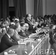1974, Warszawa, Polska.
IX Zjazd Towarzystwa Przyjaźni Polsko-Radzieckiej w Sali Kongresowej. Prezes Zarządu Głównego TPPR Jan Szydlak (stoi), Aleksiej Szitikow (trzeci z lewej) - przewodniczący Centralnego Zarządu TPPR, Henryk Jabłoński (czwarty z lewej) - przewodniczący Rady Państwa.
Fot. Romuald Broniarek, zbiory Ośrodka KARTA