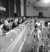 1974, Warszawa, Polska.
IX Zjazd Towarzystwa Przyjaźni Polsko-Radzieckiej w Sali Kongresowej. Prezes Zarządu Głównego TPPR Jan Szydlak (siódmy z lewej), Aleksiej Szitikow (piąty z lewej)  - przewodniczący Centralnego Zarządu TPPR, Henryk Jabłoński (szósty z lewej) - przewodniczący Rady Państwa.
Fot. Romuald Broniarek, zbiory Ośrodka KARTA