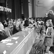 1974, Warszawa, Polska.
IX Zjazd Towarzystwa Przyjaźni Polsko-Radzieckiej w Sali Kongresowej. Aleksiej Szitikow (czwarty z lewej)  - przewodniczący Centralnego Zarządu TPPR.
Fot. Romuald Broniarek, zbiory Ośrodka KARTA