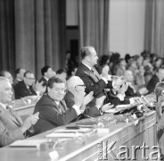 1974, Warszawa, Polska.
IX Zjazd Towarzystwa Przyjaźni Polsko-Radzieckiej w Sali Kongresowej. Prezes Zarządu Głównego TPPR Jan Szydlak (stoi), Aleksiej Szitikow (drugi z lewej)  - przewodniczący Centralnego Zarządu TPPR, Henryk Jabłoński (trzeci z lewej) - przewodniczący Rady Państwa.
Fot. Romuald Broniarek, zbiory Ośrodka KARTA