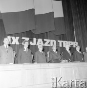 1974, Warszawa, Polska.
IX Zjazd Towarzystwa Przyjaźni Polsko-Radzieckiej w Sali Kongresowej. Prezes Zarządu Głównego TPPR Jan Szydlak (czwarty z lewej), Aleksiej Szitikow (drugi z lewej)  - przewodniczący Centralnego Zarządu TPPR, Henryk Jabłoński (trzeci z lewej) - przewodniczący Rady Państwa.
Fot. Romuald Broniarek, zbiory Ośrodka KARTA