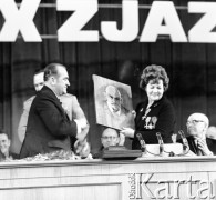 1974, Warszawa, Polska.
IX Zjazd Towarzystwa Przyjaźni Polsko-Radzieckiej w Sali Kongresowej. Prezes Zarządu Głównego TPPR Jan Szydlak (z lewej).
Fot. Romuald Broniarek, zbiory Ośrodka KARTA