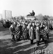 1974, Warszawa, Polska.
IX Zjazd Towarzystwa Przyjaźni Polsko-Radzieckiej. Złożenie wieńców na Cmentarzu Mauzoleum Żołnierzy Radzieckich.
Fot. Romuald Broniarek, zbiory Ośrodka KARTA
