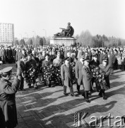 1974, Warszawa, Polska.
IX Zjazd Towarzystwa Przyjaźni Polsko-Radzieckiej. Złożenie wieńców na Cmentarzu Mauzoleum Żołnierzy Radzieckich.
Fot. Romuald Broniarek, zbiory Ośrodka KARTA