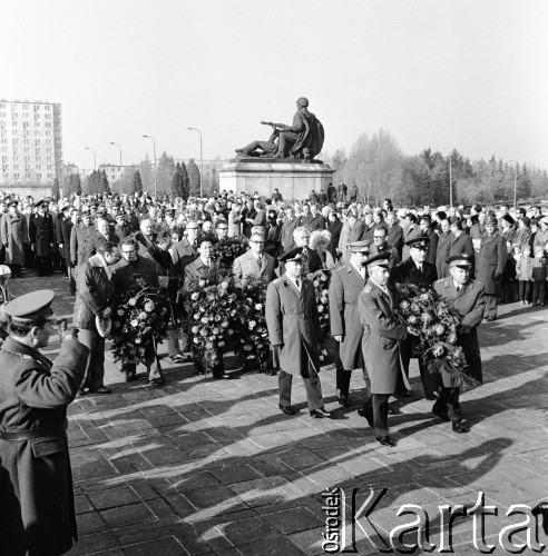 1974, Warszawa, Polska.
IX Zjazd Towarzystwa Przyjaźni Polsko-Radzieckiej. Złożenie wieńców na Cmentarzu Mauzoleum Żołnierzy Radzieckich.
Fot. Romuald Broniarek, zbiory Ośrodka KARTA