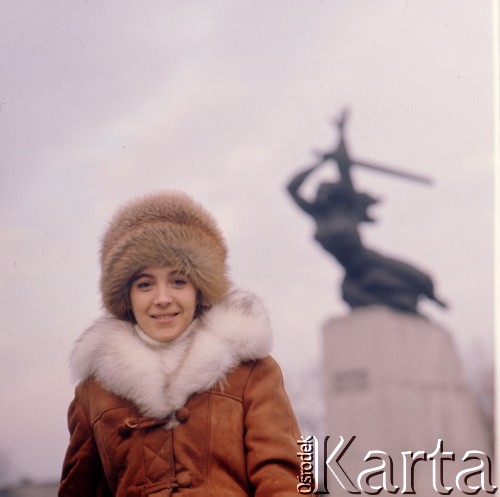 1974, Warszawa, Polska.
Kobieta. W tle Pomnik Bohaterów Warszawy.
Fot. Romuald Broniarek, zbiory Ośrodka KARTA