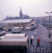 1975, Dębno, Polska.
Zakład oraz kościół Świętych Apostołów Piotra i Pawła.
Fot. Romuald Broniarek, zbiory Ośrodka KARTA