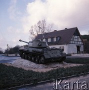 1975, Stare Łysogórki, Polska.
Czołg stojący przed Muzeum Pamiątek i Armii Wojska Polskiego.
Fot. Romuald Broniarek, zbiory Ośrodka KARTA