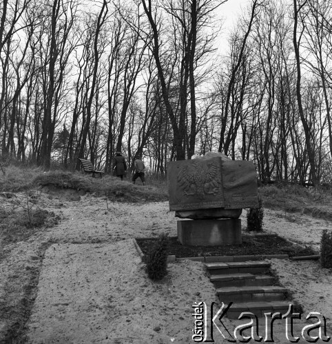 1975, Wałcz, Polska.
Tablica upamiętniająca bohaterów walk o przełamanie Wału Pomorskiego.
Fot. Romuald Broniarek, zbiory Ośrodka KARTA