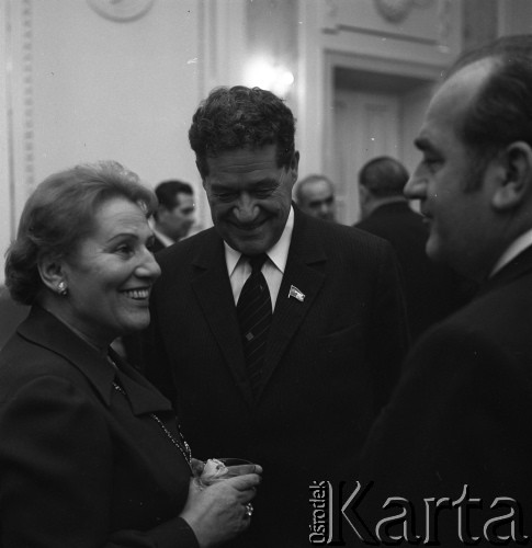 1975, Warszawa, Polska.
Towarzystwo Przyjaźni Polsko-Radzieckiej - podpisanie umowy o współpracy między Zarządem Głównym TPPR w Polsce (Jan Szydlak, z prawej) i Zarządem Centralnym TPPR w ZSRR (Aleksiej Szitikow, w środku). 
Fot. Romuald Broniarek, zbiory Ośrodka KARTA