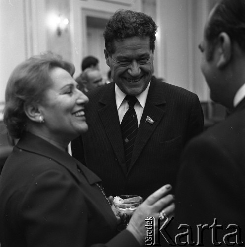 1975, Warszawa, Polska.
Towarzystwo Przyjaźni Polsko-Radzieckiej - podpisanie umowy o współpracy między Zarządem Głównym TPPR w Polsce (Jan Szydlak, stoi tyłem) i Zarządem Centralnym TPPR w ZSRR (Aleksiej Szitikow, w środku). 
Fot. Romuald Broniarek, zbiory Ośrodka KARTA