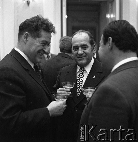 1975, Warszawa, Polska.
Towarzystwo Przyjaźni Polsko-Radzieckiej - podpisanie umowy o współpracy między Zarządem Głównym TPPR w Polsce (Jan Szydlak, w środku) i Zarządem Centralnym TPPR w ZSRR (Aleksiej Szitikow, z lewej). 
Fot. Romuald Broniarek, zbiory Ośrodka KARTA