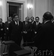 1975, Warszawa, Polska.
Towarzystwo Przyjaźni Polsko-Radzieckiej - podpisanie umowy o współpracy między Zarządem Głównym TPPR w Polsce (Jan Szydlak, stoi tyłem z prawej) i Zarządem Centralnym TPPR w ZSRR (Aleksiej Szitikow, z lewej). 
Fot. Romuald Broniarek, zbiory Ośrodka KARTA