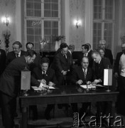 1975, Warszawa, Polska.
Towarzystwo Przyjaźni Polsko-Radzieckiej - podpisanie umowy o współpracy między Zarządem Głównym TPPR w Polsce (Jan Szydlak, z prawej) i Zarządem Centralnym TPPR w ZSRR (Aleksiej Szitikow, z lewej). 
Fot. Romuald Broniarek, zbiory Ośrodka KARTA