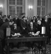 1975, Warszawa, Polska.
Towarzystwo Przyjaźni Polsko-Radzieckiej - podpisanie umowy o współpracy między Zarządem Głównym TPPR w Polsce (Jan Szydlak, z prawej) i Zarządem Centralnym TPPR w ZSRR (Aleksiej Szitikow, z lewej). 
Fot. Romuald Broniarek, zbiory Ośrodka KARTA